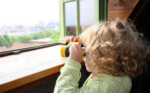 Sint-Pietersabdij kind kijkt met verrekijker