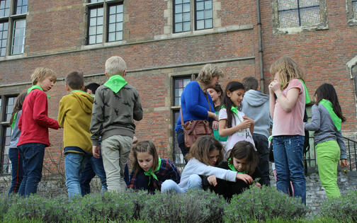 Sint-Pietersabdij kinderen in kruidentuin