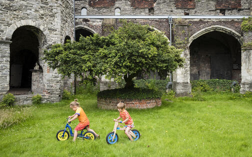 Sint-Baafsabdij kindjes fietsen in tuin